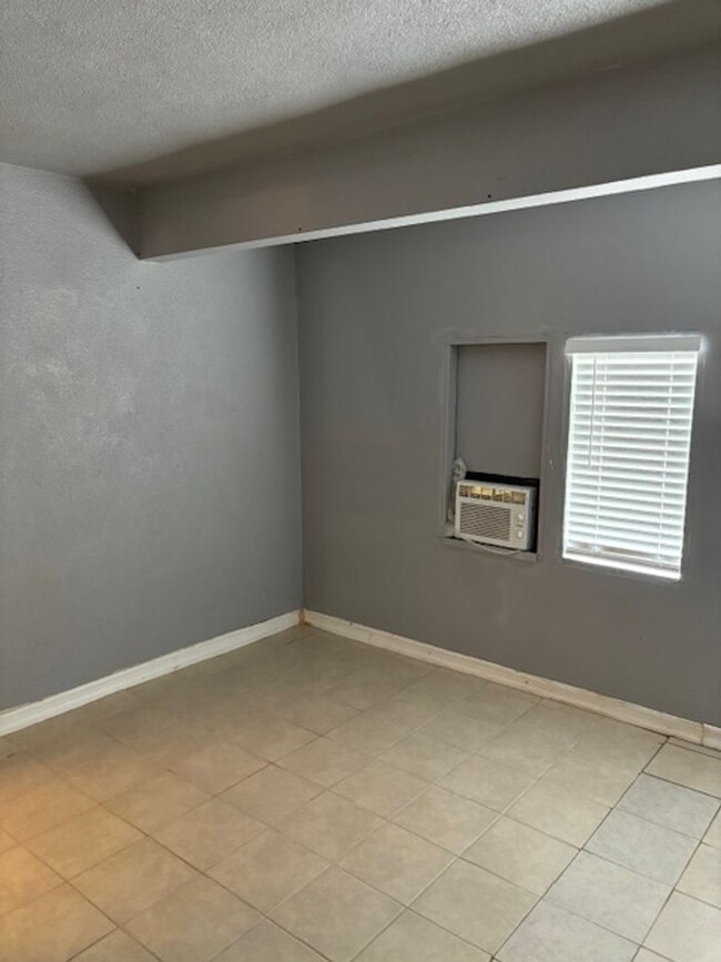 Building Photo - Clean 1 Bedroom / 1 Bathroom Condo in Cali...