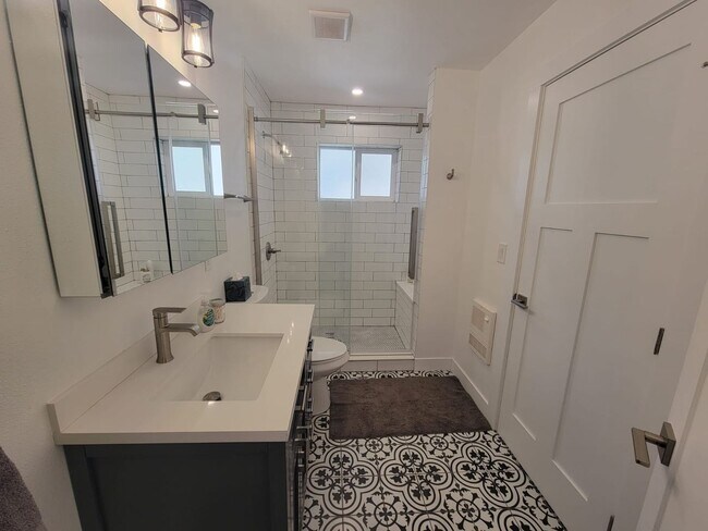 Building Photo - Spacious 4-bedroom + study home; Includes Hot tub and Pool Table - Avail. Now!