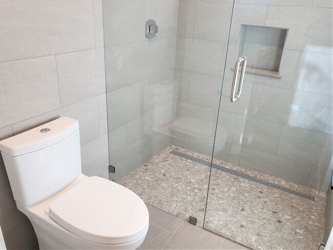 Building Photo - Newer Construction, 2BD/2BA House on Private Drive in Leucadia: Minutes to Beach, Town, YMCA!