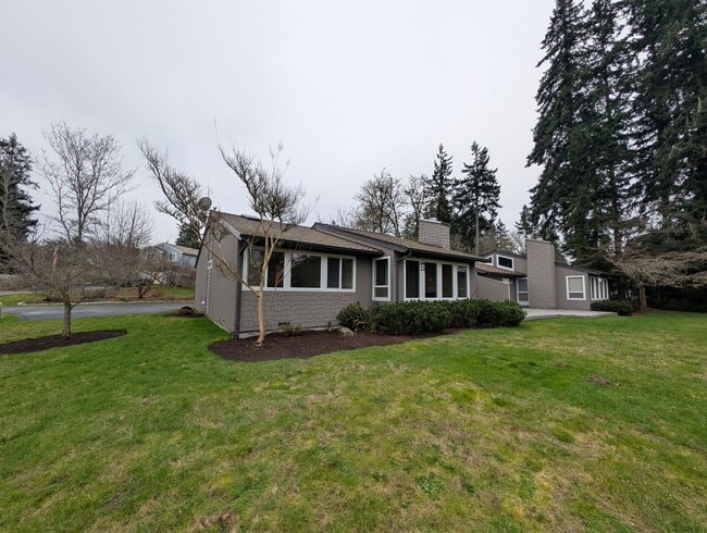 Building Photo - Hidden Gem in Southworth. Minutes from Waterfront & Ferry Terminal. Available NOW!