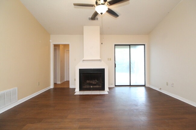 Building Photo - 2BR Home with Fireplace, Fenced Yard, and ...