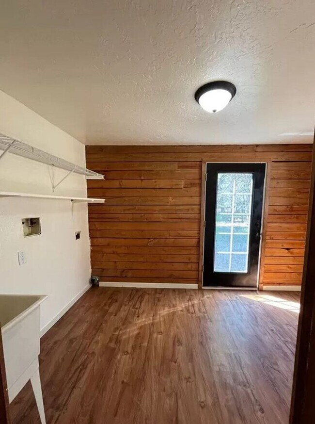 Building Photo - Quiet 3 Bedroom 2 Bathroom House