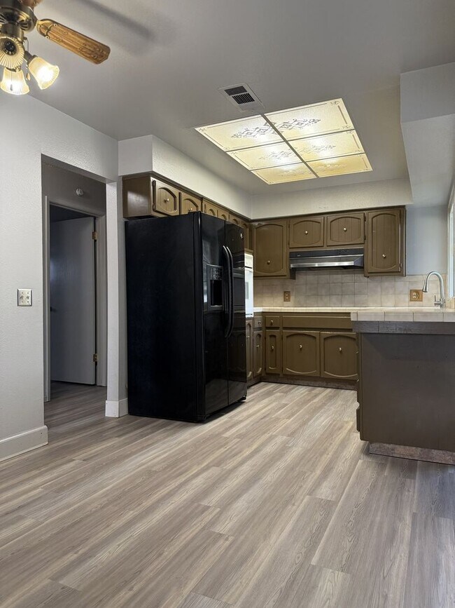 Building Photo - Move in special, Half off first month's re...