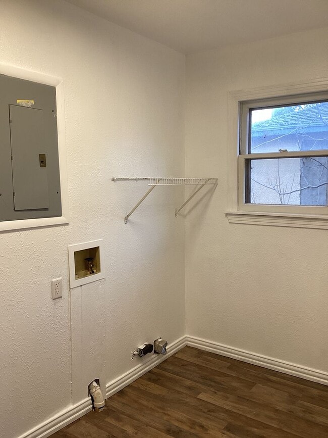 Building Photo - Newly Updated Family Home  Close to Jr. High & High School!  Pets welcome!