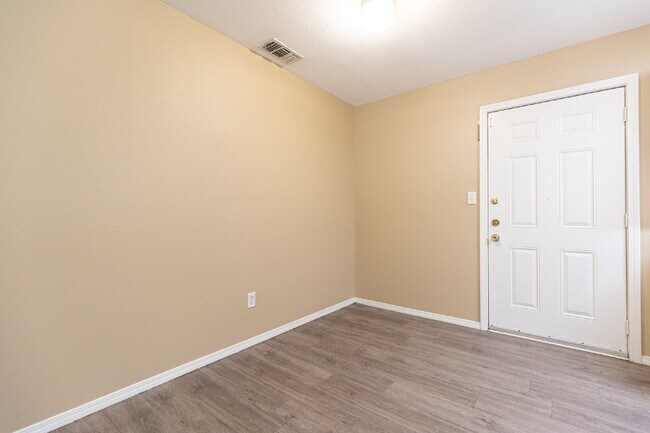 Building Photo - 303 Villareal St