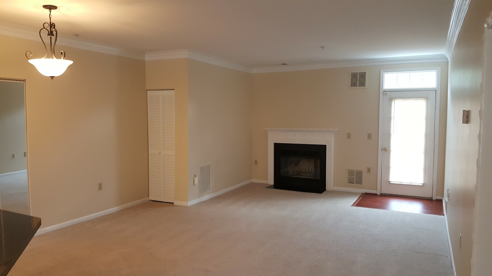 living area - 1009 Simsbury Ct