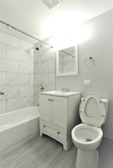 Building Photo - 533 Green Oaks Ct S