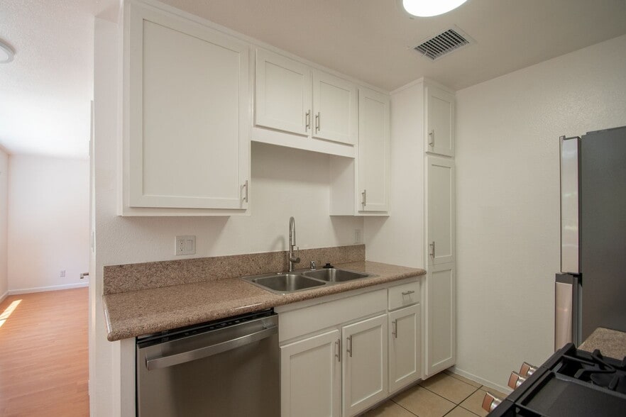 Building Photo - 5617 Woodman Ave