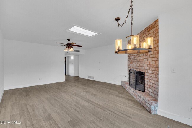 Building Photo - Come to check this beautiful house 4 bedrooms, possible 5th bed and 3 baths.