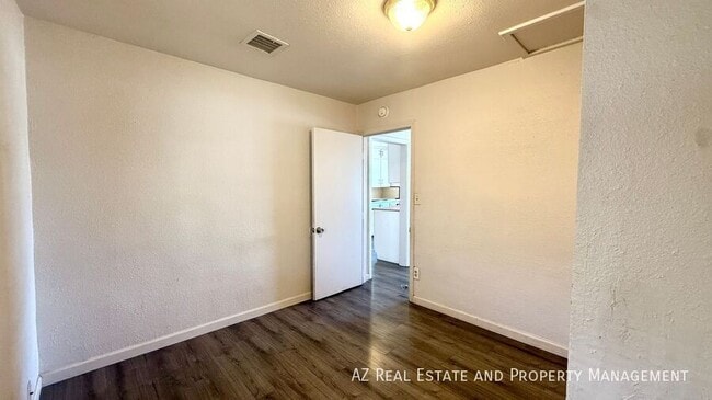 Building Photo - 5547 W Gardenia Ave