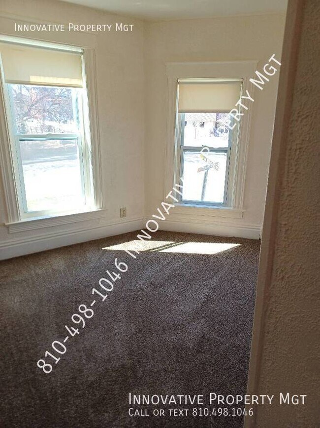 Building Photo - Near Downtown Holly Apartment!