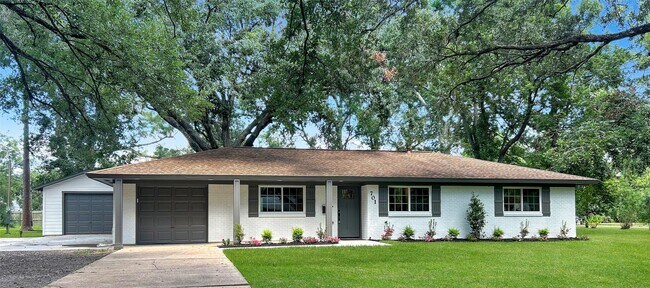 Building Photo - 701 Cannan Dr