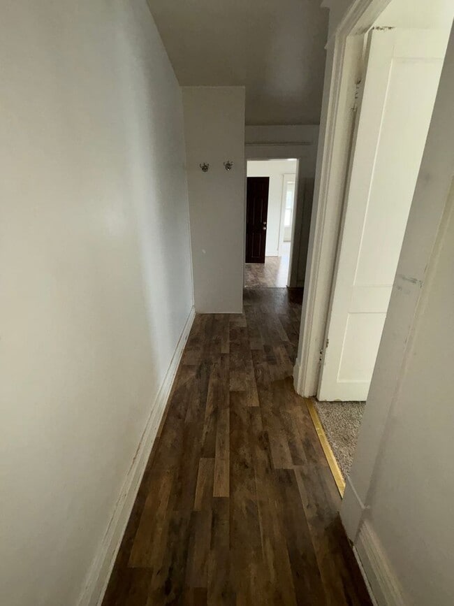 Building Photo - 512 E Hillcrest Ave