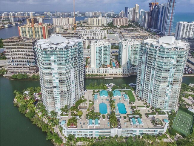 Building Photo - 16500 Collins Ave
