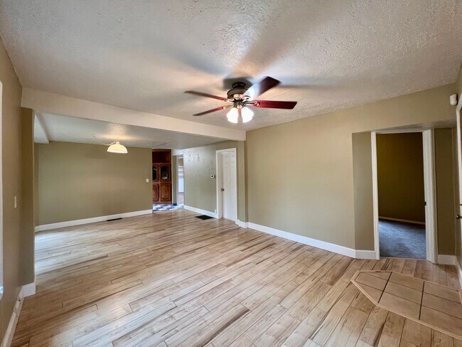 Building Photo - Outdoor Oasis: Charming 3 Bed 2 Bath House!