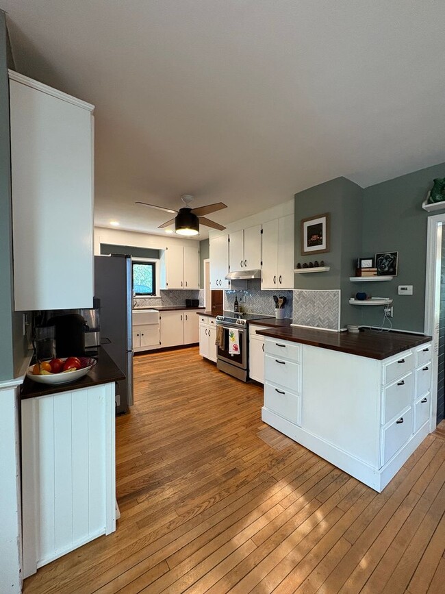 Building Photo - Cozy 3-Bedroom 1.5 -Bathroom Home with Fen...