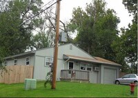Building Photo - Great 3BR, 1BTH, 1 car att gar, ranch styl...