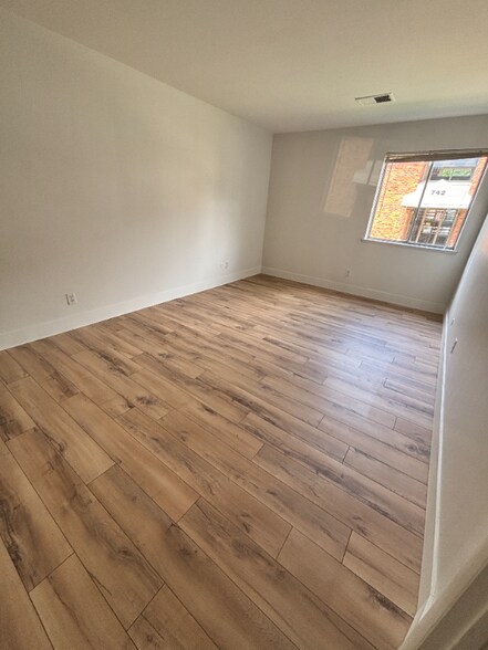 Building Photo - 734 W Kilgore Rd