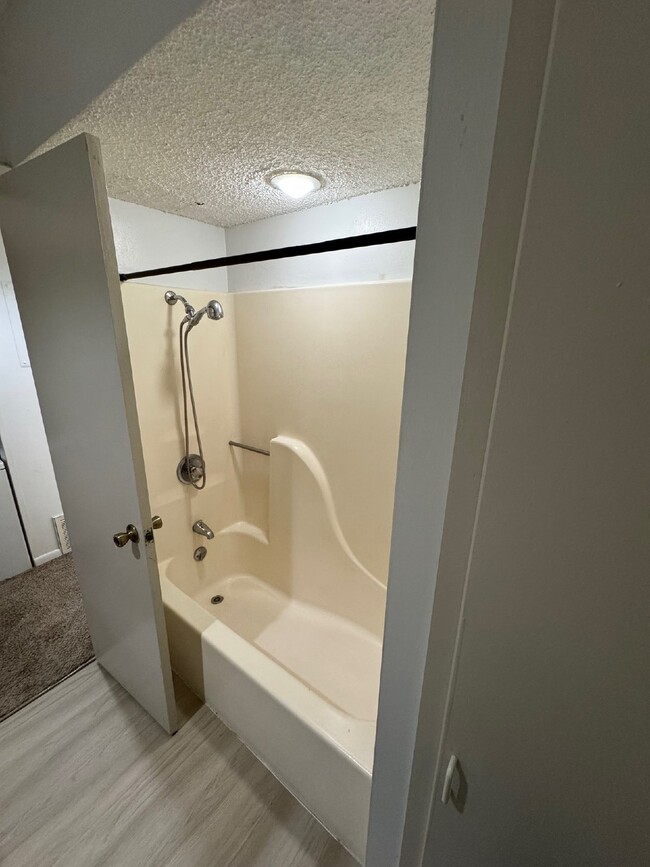 Building Photo - 1 bedroom apartment with in-unit laundry, ...