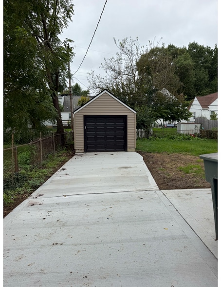 Building Photo - 2819 White Oak Dr