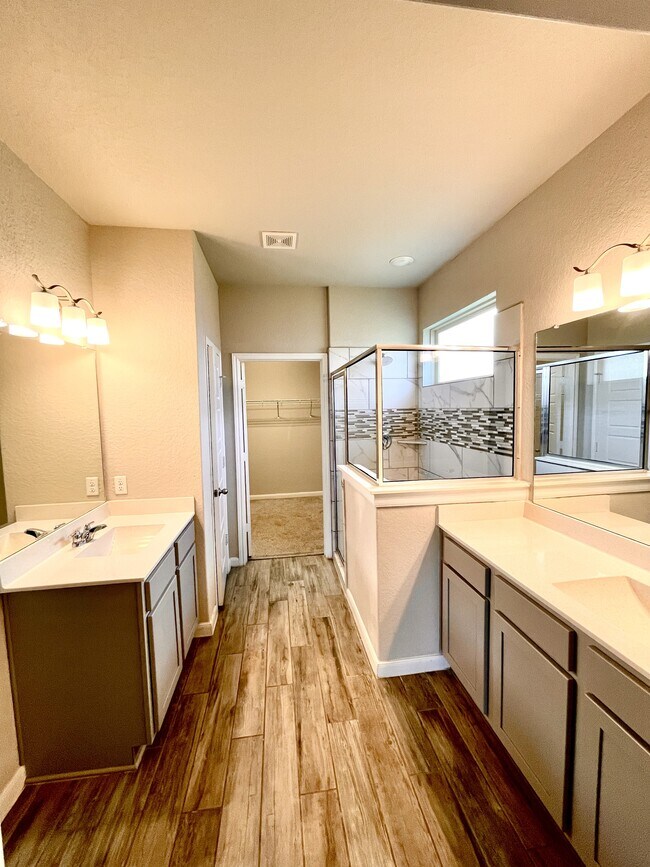 Building Photo - 15306 Comanche Grv