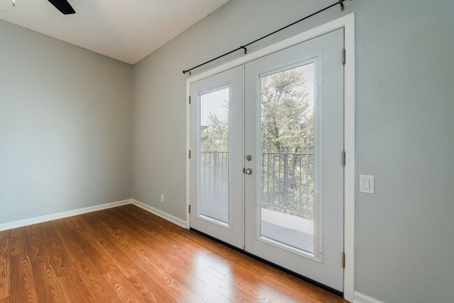 Building Photo - MOVE-IN TODAY: Updated 3 BR / 2.5 BA in S Austin - Walkable Location - W/D Included