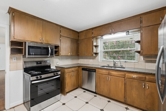 Building Photo - 1108 Larchmont Ln