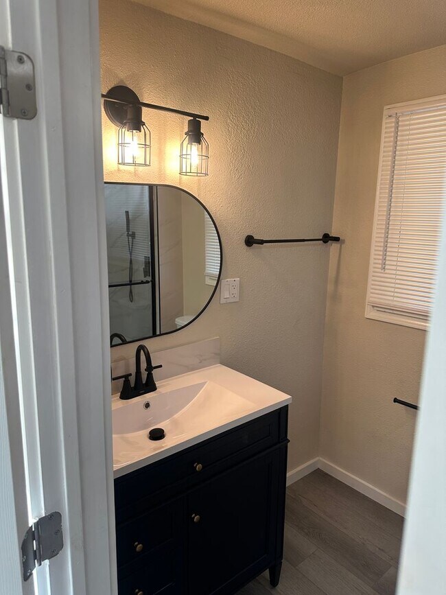 Building Photo - Large 5 Bedroom House in North Campus!