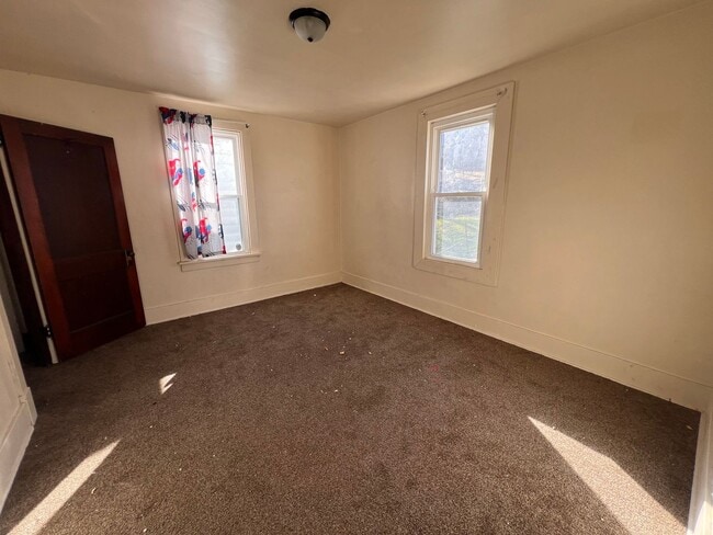 Building Photo - 3 bed 1.5 bath - Located in the heart of Monessen