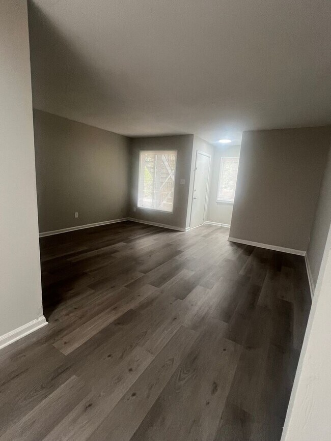 Building Photo - 1 Bedroom 1 bathroom