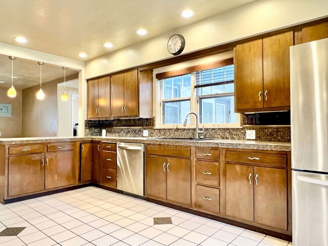 Building Photo - 401 Cheyenne Blvd