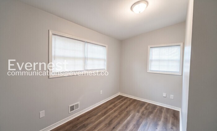 Building Photo - 3024 Pasadena Dr
