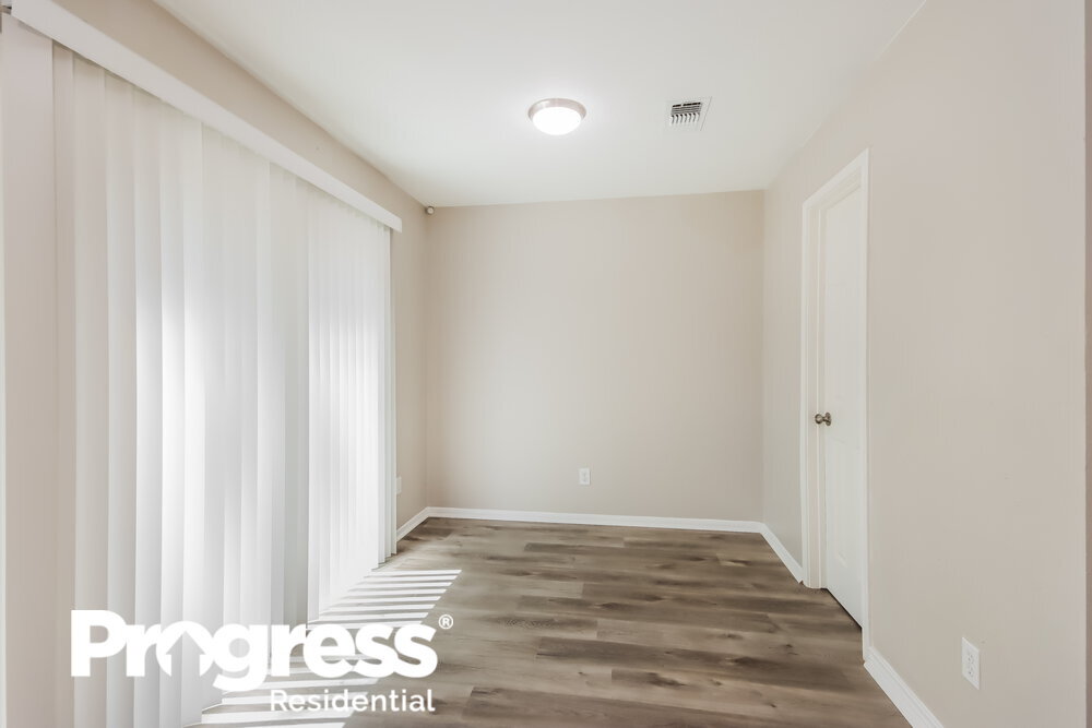Building Photo - 18450 Hollow Oaks Cir
