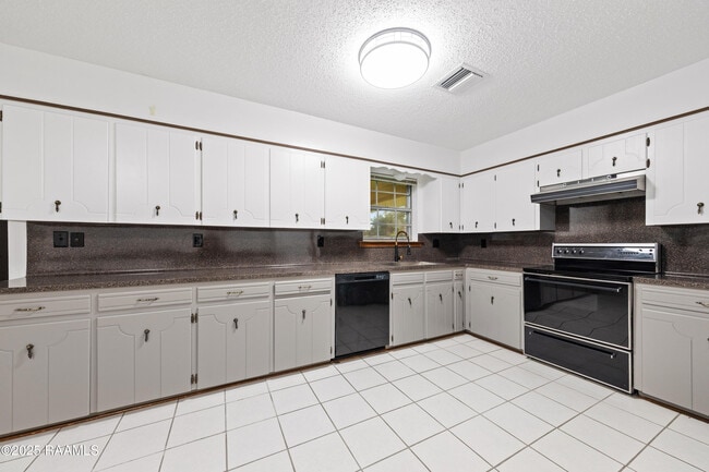 Building Photo - 102 Wisteria Dr