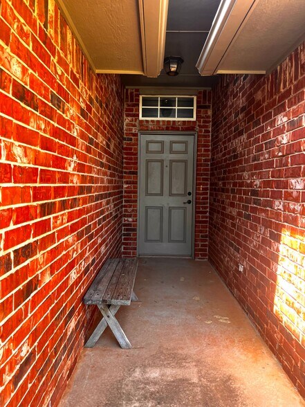 Building Photo - 715 E Forest Ct Ln