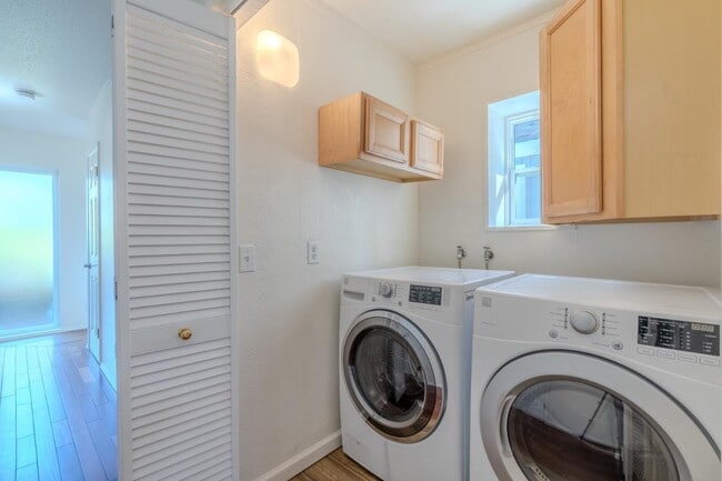 Building Photo - 1448 Sunshine Valley Rd