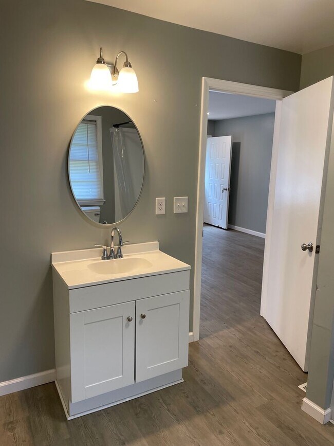 Building Photo - NEWLY RENOVATED 2 BED, 2 BATH HOME!