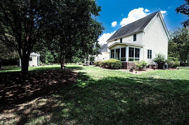 Building Photo - 1004 Somerset Ct