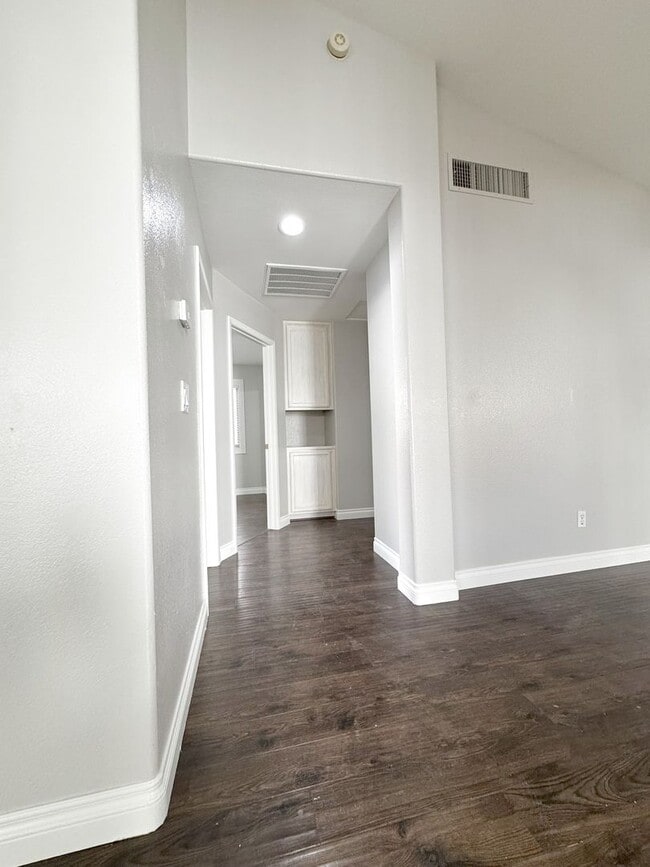 Building Photo - Step into this charming 3-bedroom, 2-bathroom residence in Henderson