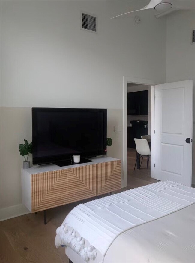 Building Photo - 30 W Broad St