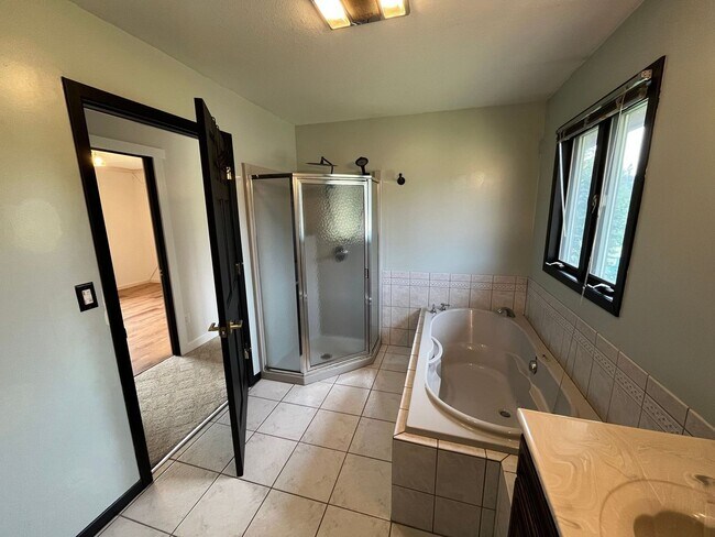Building Photo - Beautiful 3 Bedroom Home in Alborn