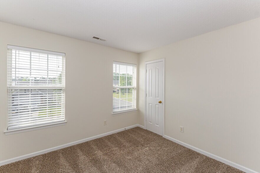 Building Photo - 15718 De Havilland Dr