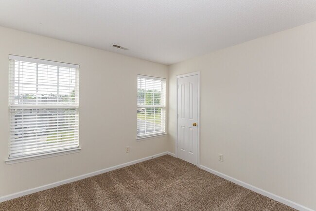 Building Photo - 15718 De Havilland Dr