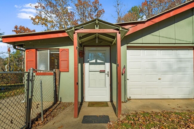 Building Photo - Rare 1-Bedroom in Fairview with Bonus Room...