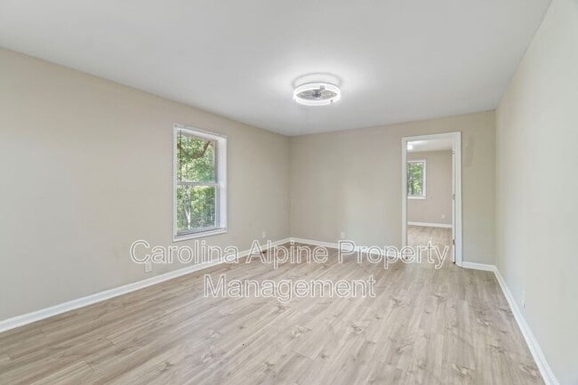Building Photo - 175 Uphill Dr