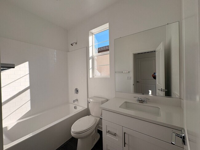 Building Photo - 3 Bed, 2.5 Bath townhome in Ontario!