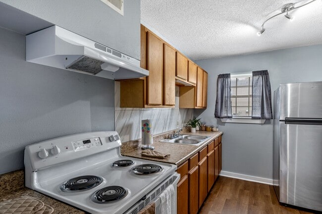 Building Photo - Silver Lake