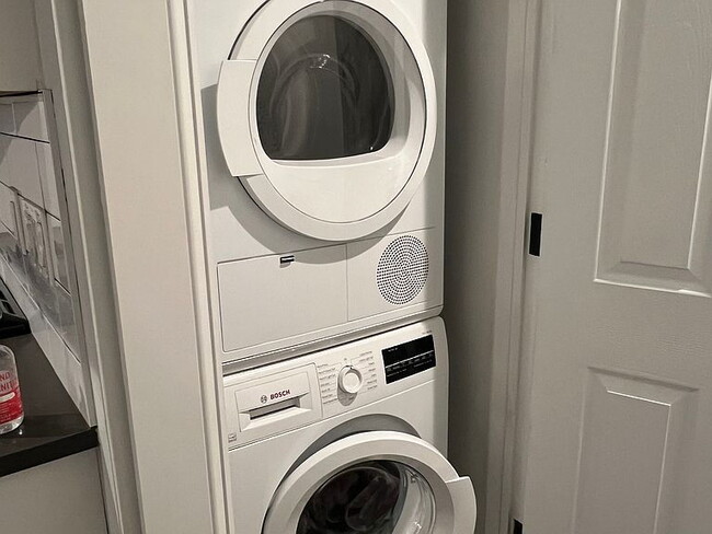 Building Photo - "Charming 2-Bedroom Apartment on Jefferson Ave – Your Ideal Brooklyn Retreat!"