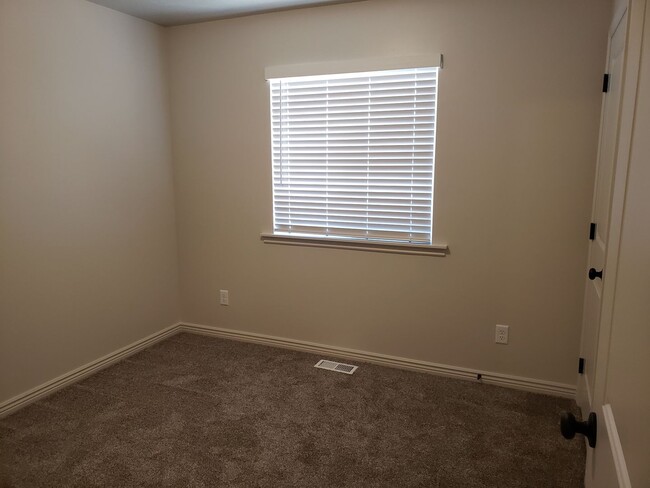 Building Photo - Spacious Spanish Fork Townhome