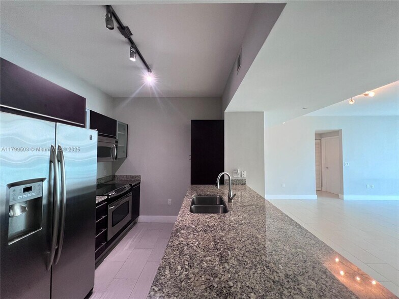 Building Photo - 950 Brickell Bay Dr